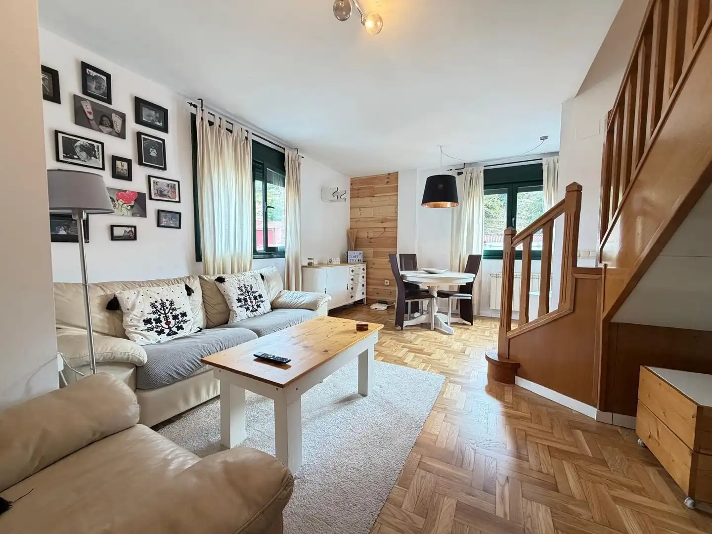 Sala de estar de Dúplex en venta en Mieres (Asturias) con Calefacción, Parquet y Trastero