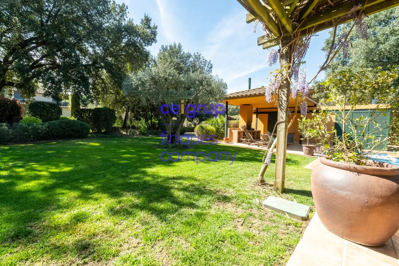 Jardí de Casa o xalet en venda en Navata amb Calefacció, Terrassa i Piscina