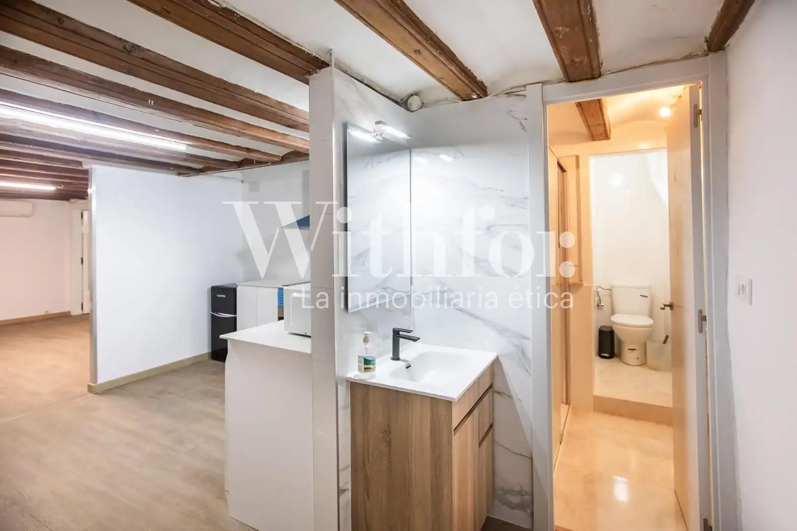 Baño de Planta baja en venta en Barcelona con Aire acondicionado, Parquet y Balcón