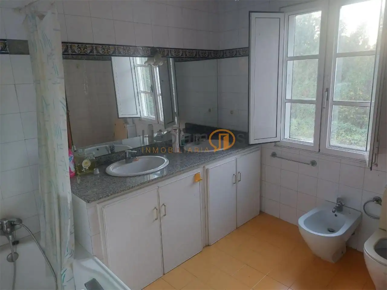 Baño de Casa o chalet en venta en Vilagarcía de Arousa con Calefacción, Jardín privado y Trastero