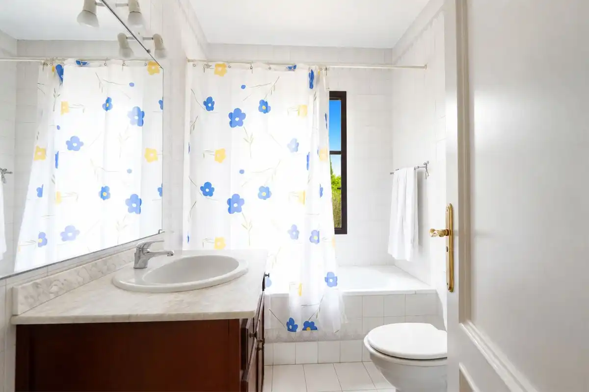 Baño de Casa adosada en venta en Marbella con Aire acondicionado, Terraza y Piscina comunitaria
