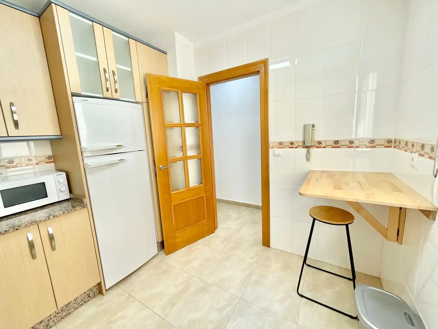 Cuina de Apartament de lloguer en Los Alcázares amb Aire condicionat, Terrassa i Traster