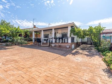 Chalet con piscina en venta en de la Constitución