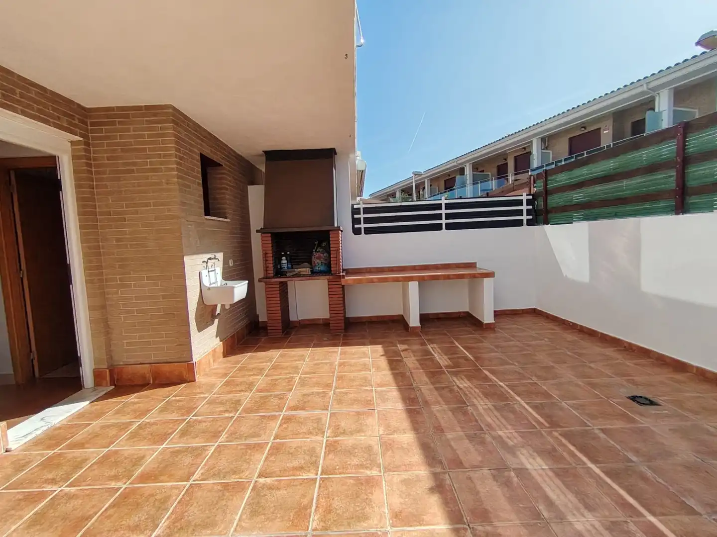 Terrasse von Einfamilien-Reihenhaus zum Verkauf in Oropesa del Mar / Orpesa mit Terrasse, Abstellraum und Ofen