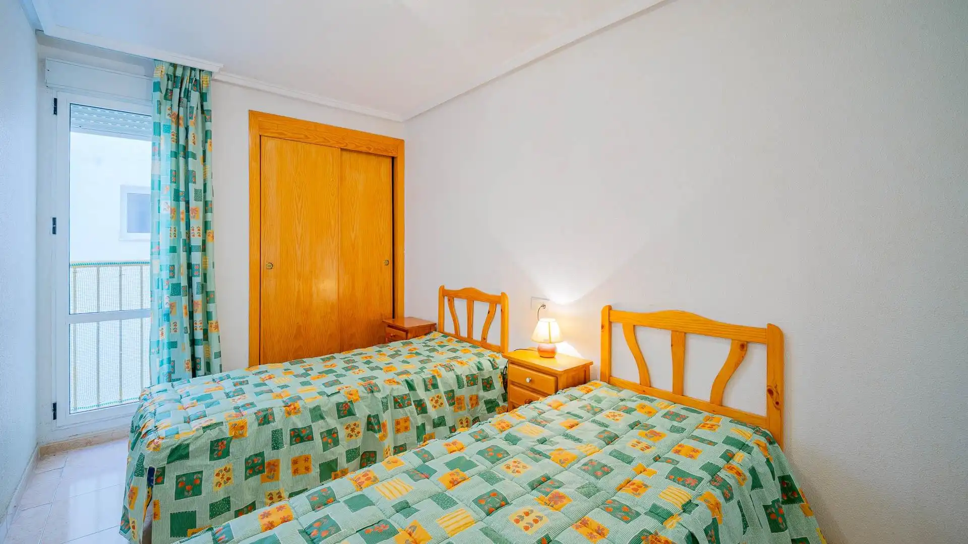 Habitación de Apartamento en venta en Torrevieja con Terraza y Piscina comunitaria