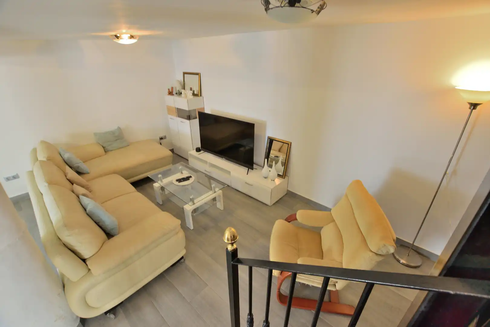 Sala d'estar de Casa adosada en venda en Ronda amb Terrassa, Piscina i Balcó