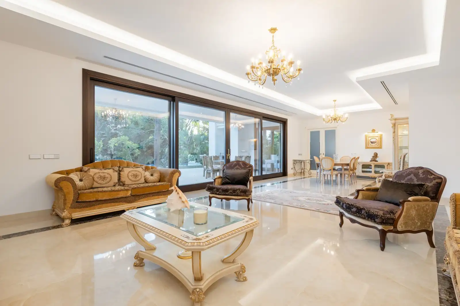 Sala d'estar de Casa o xalet en venda en Estepona amb Aire condicionat, Calefacció i Jardí privat