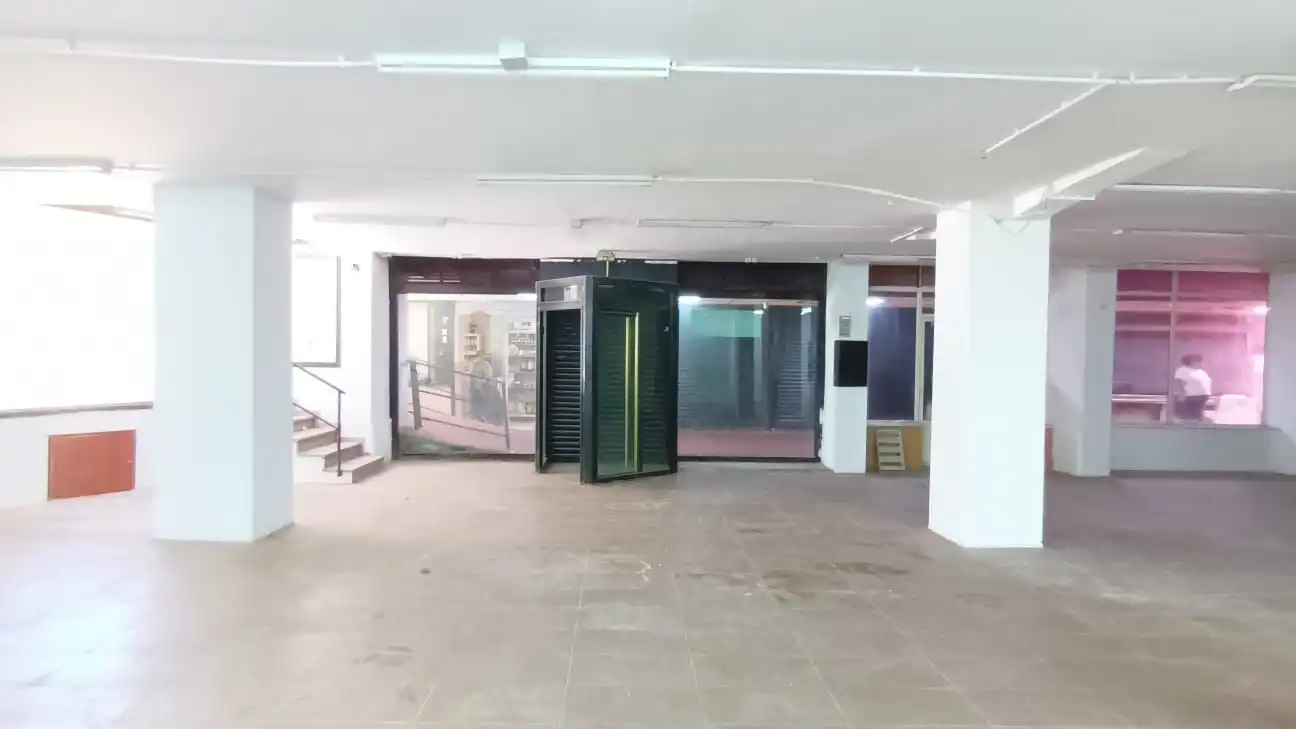 Local comercial en venta en Calle Garcilaso, imagen 3