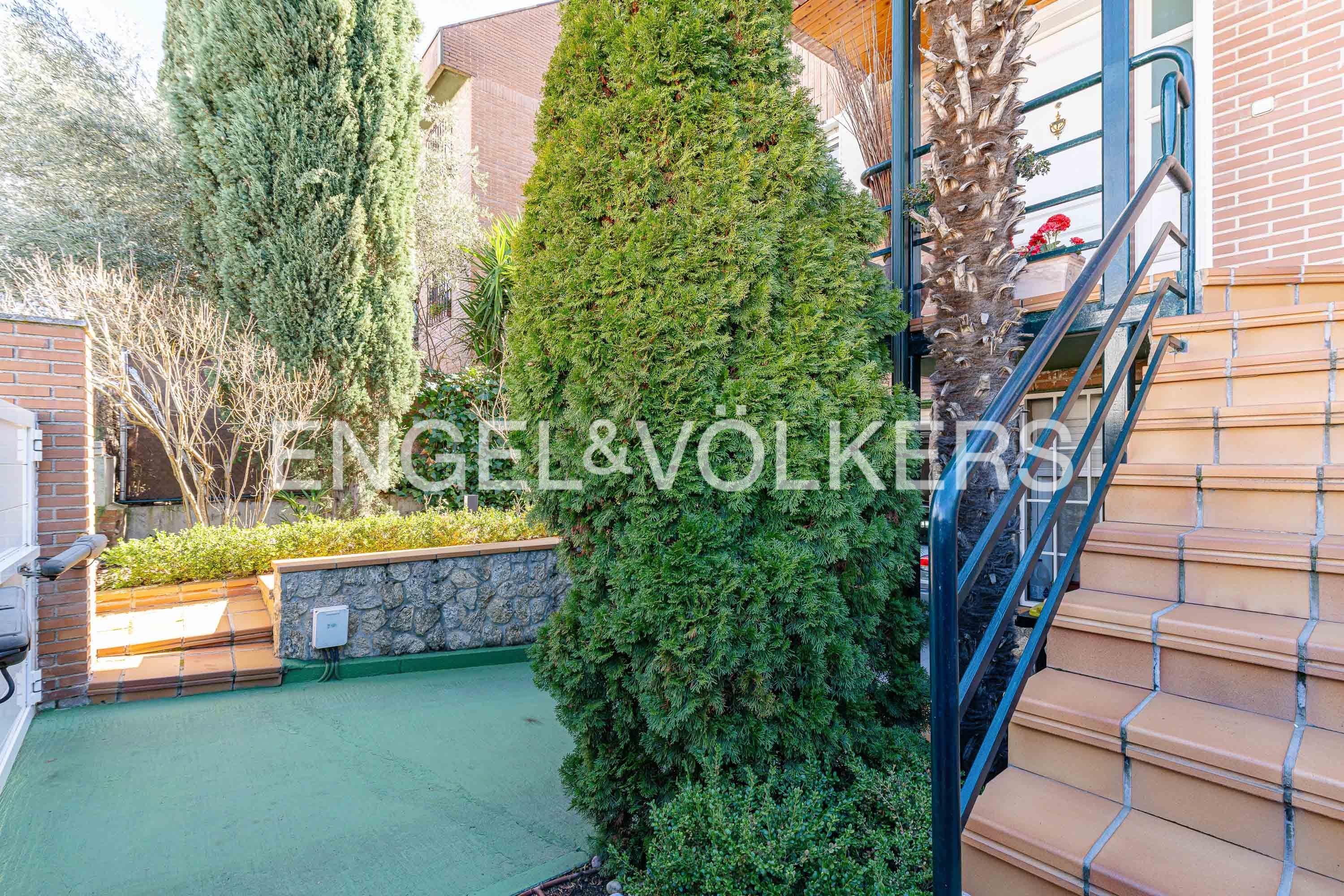 Exterior view of Single-family semi-detached for sale in Pozuelo de Alarcón  with Air Conditioner, Heating and Private garden