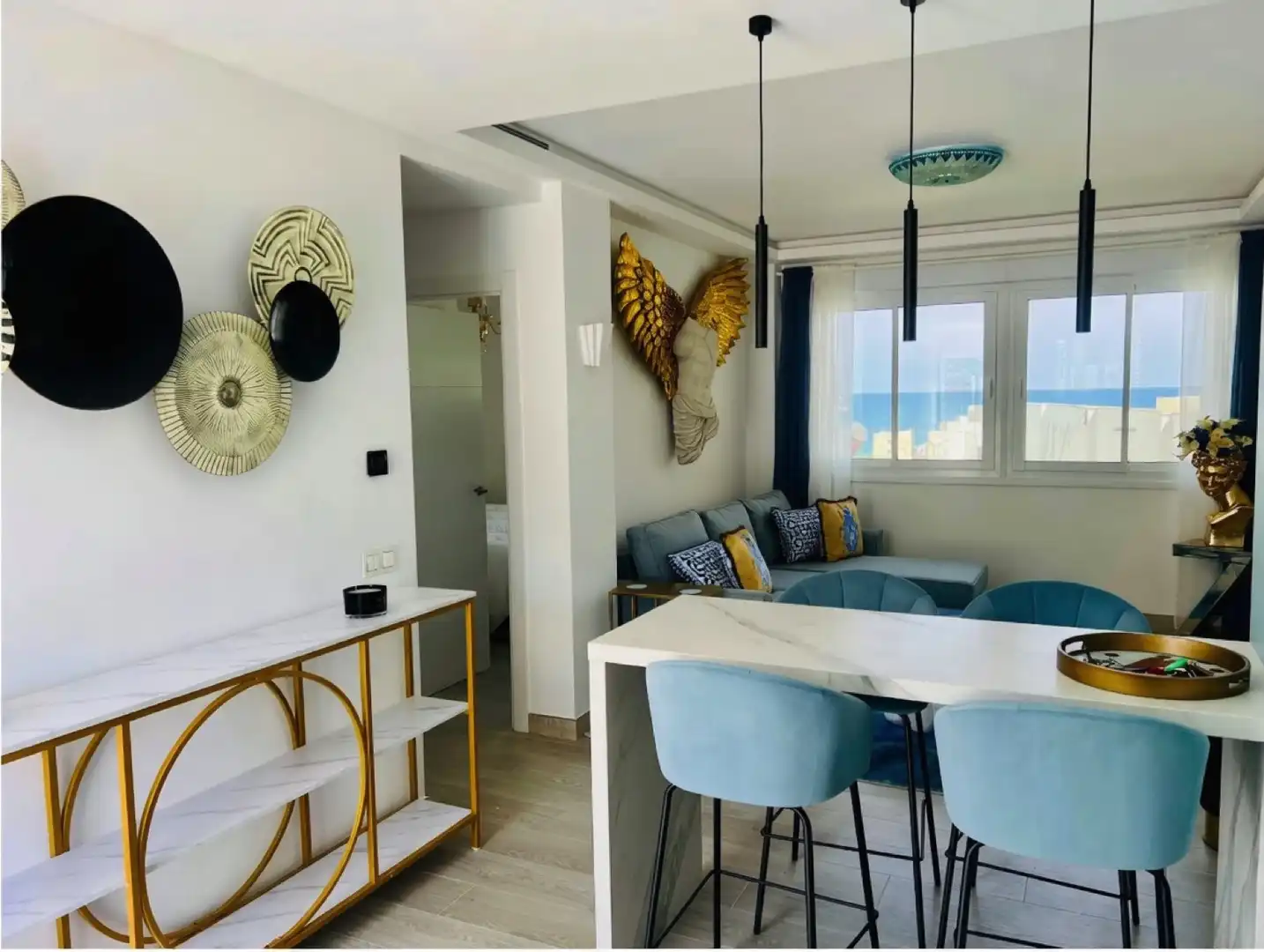 Wohnzimmer von Erdgeschoss zum Verkauf in Sotogrande mit Klimaanlage, Schwimmbad und Möbliert