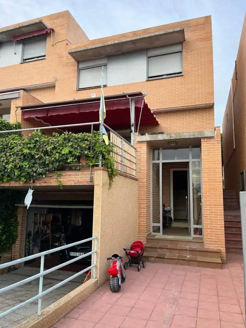 Vista exterior de Casa o xalet en venda en Toledo amb Aire condicionat, Jardí privat i Parquet