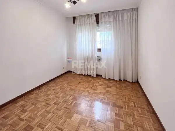 Dormitori de Pis en venda en Vigo  amb Calefacció, Parquet i Terrassa