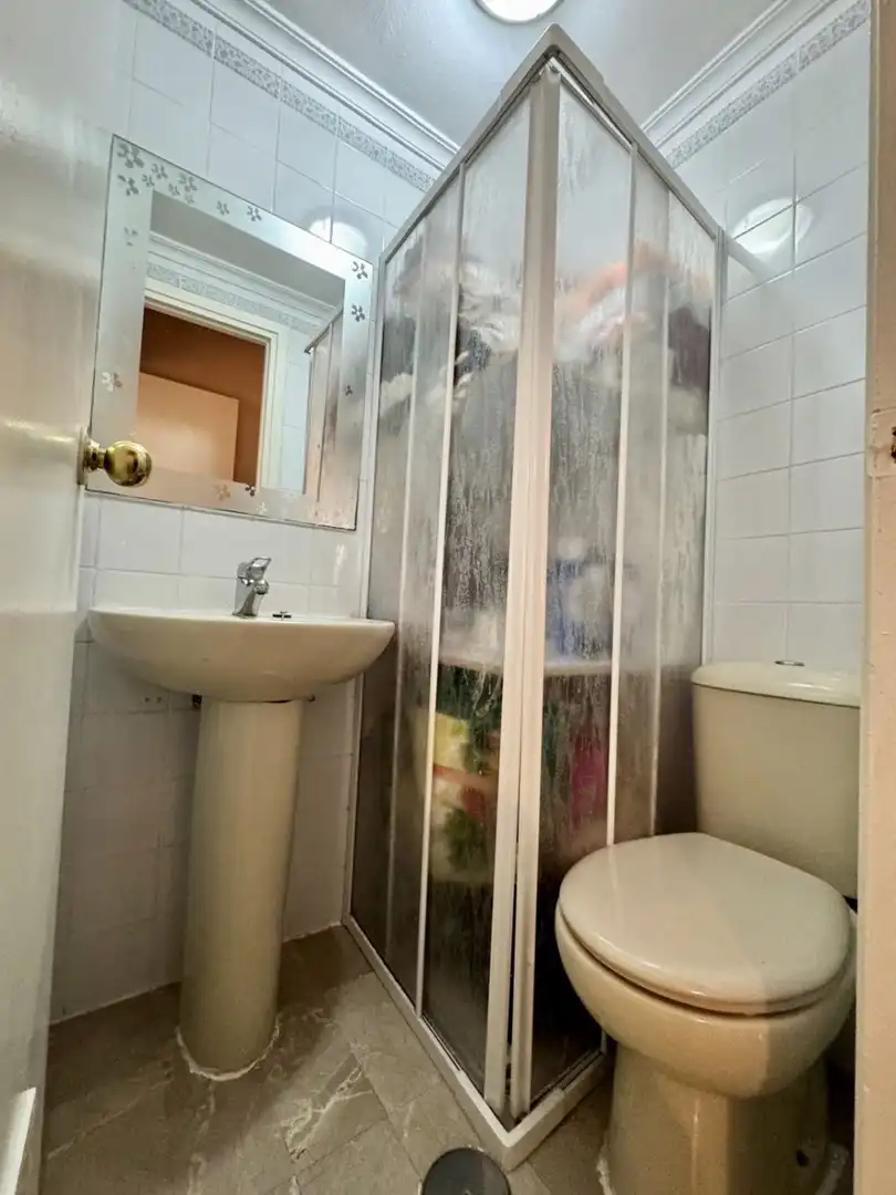 Bathroom of Flat for sale in Sevilla  with Air Conditioner and Terrace