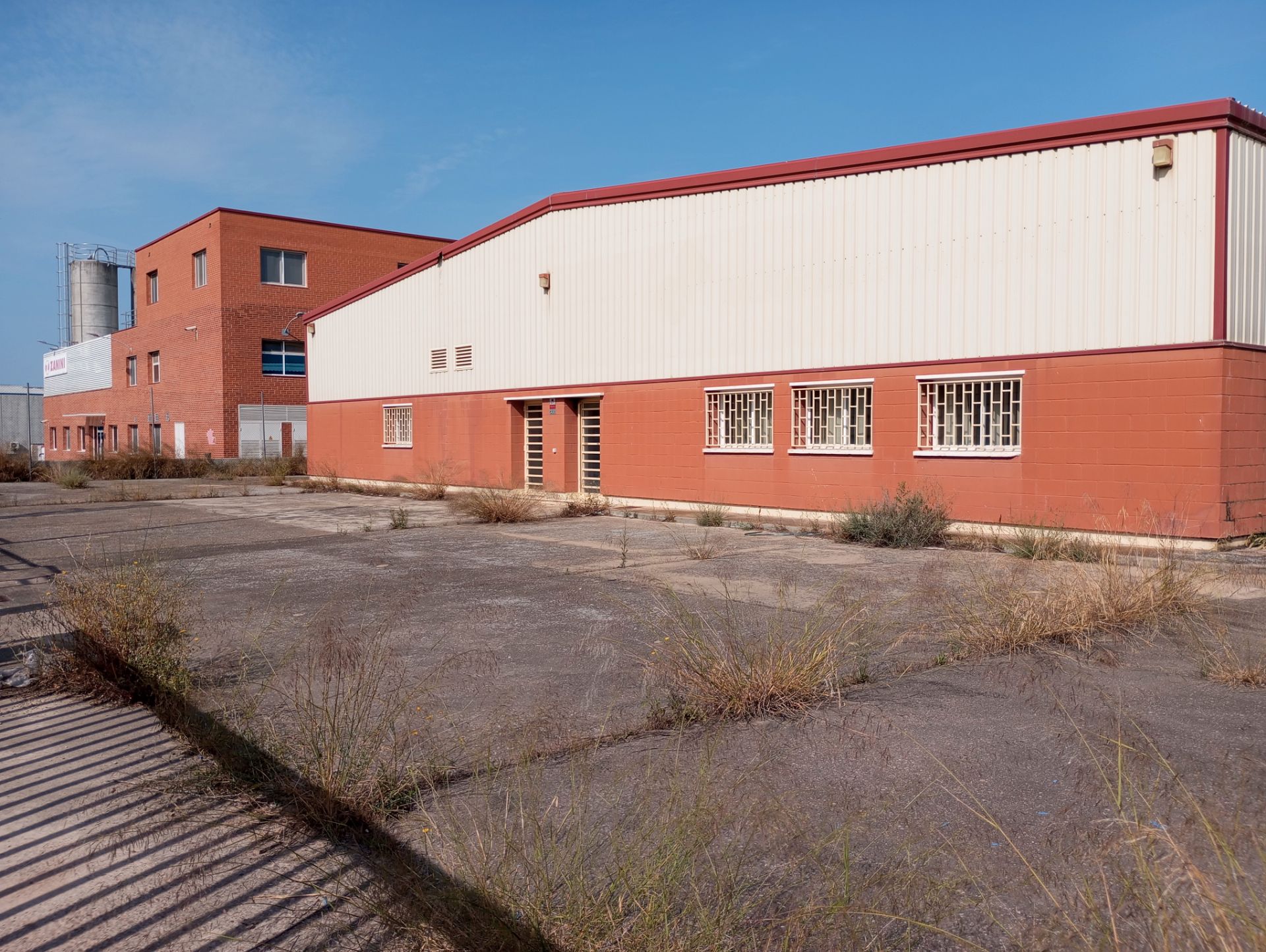 Vista exterior de Nau industrial en venda en Épila amb Calefacció i Alarma