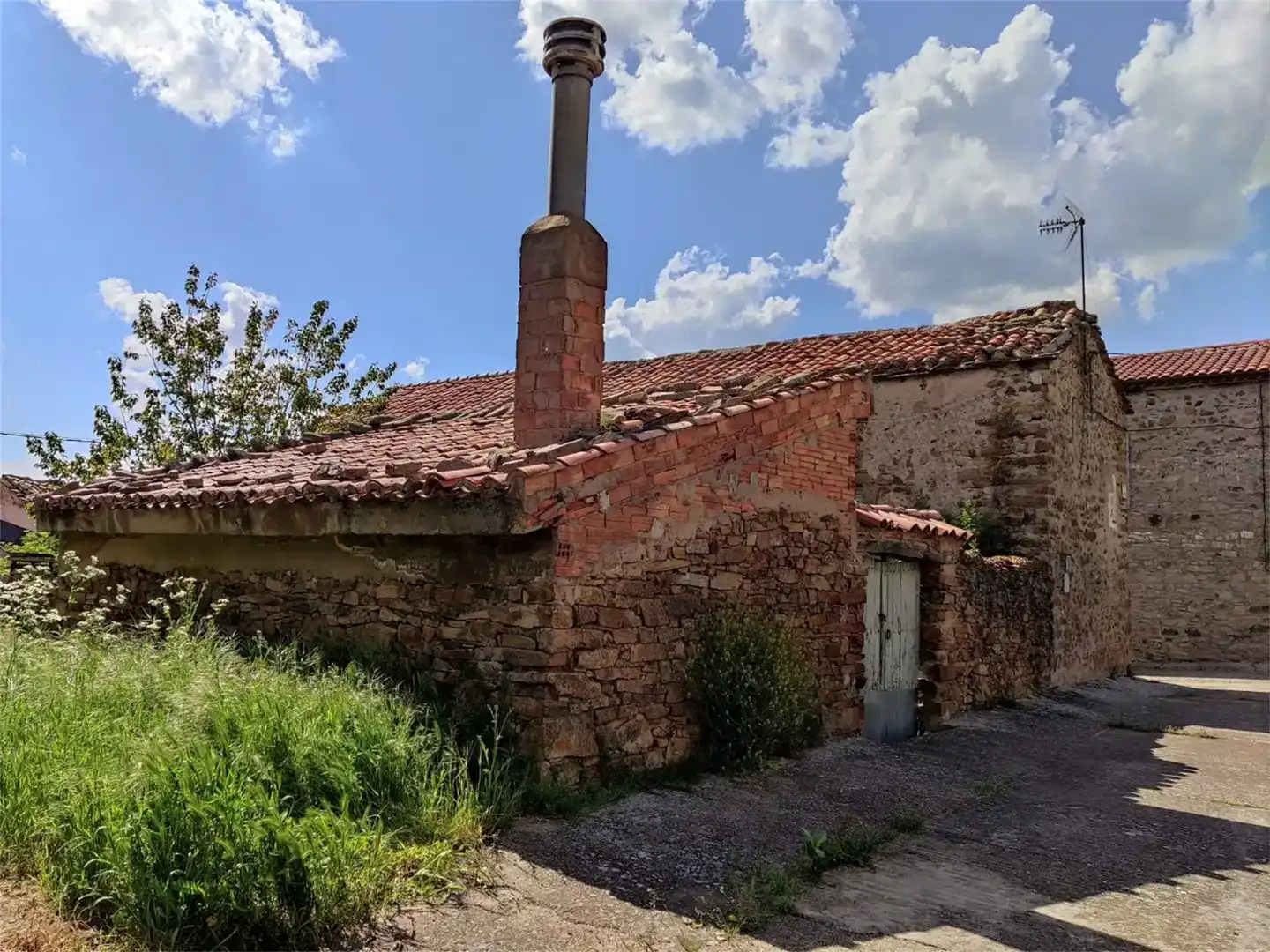 Vista exterior de Finca rústica en venda en Magaña amb Jardí privat