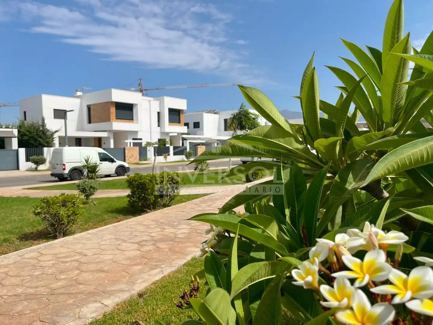 Vista exterior de Casa adosada en venda en El Ejido amb Jardí privat, Terrassa i Piscina comunitària