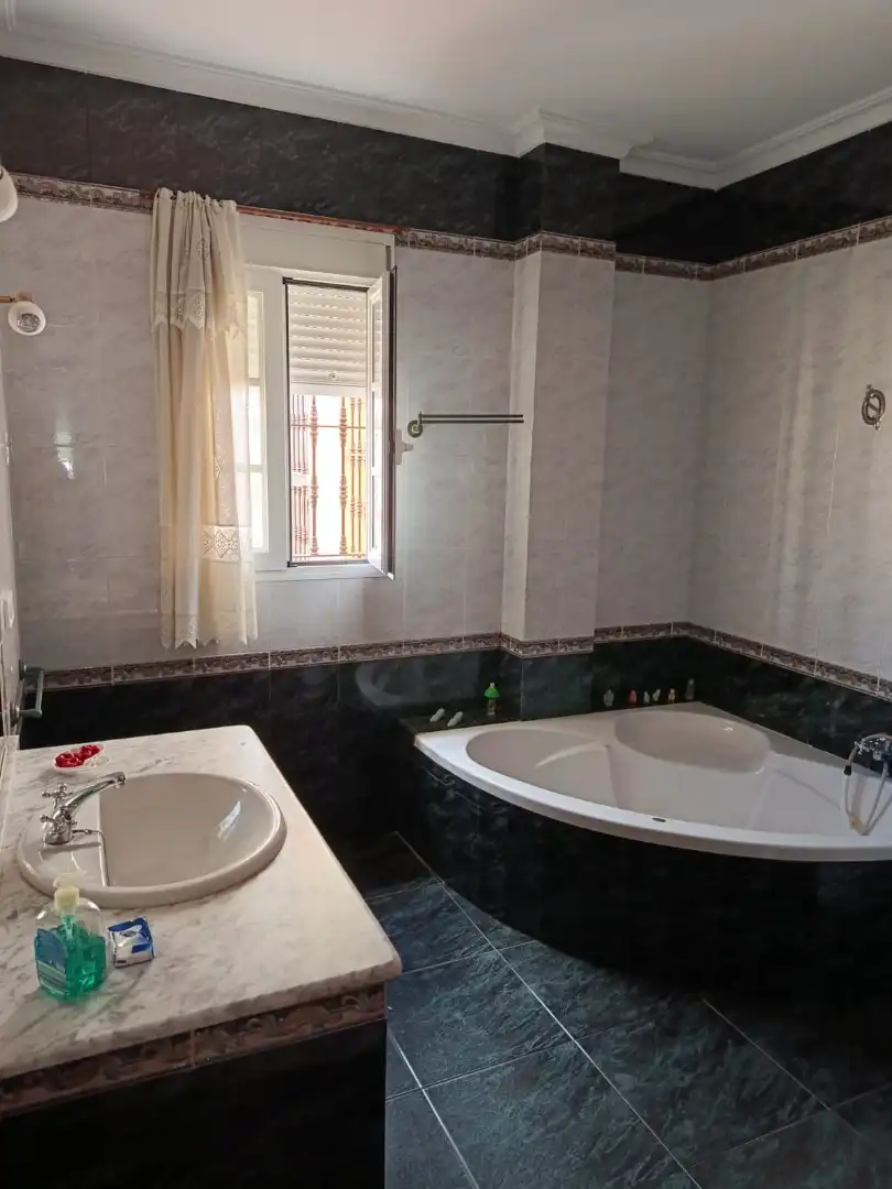 Badezimmer von Wohnung zur Miete in Olivares mit Möbliert