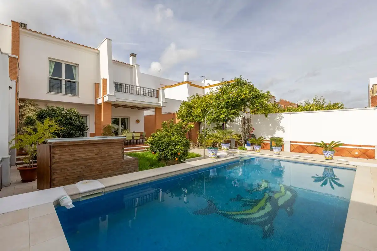 Piscina de Casa adosada en venda en Santiponce amb Aire condicionat, Calefacció i Jardí privat