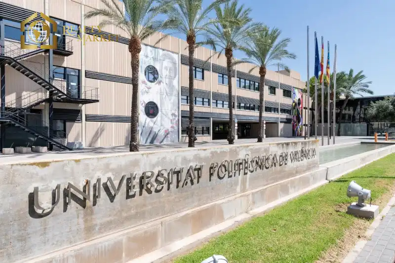 Vista exterior de Piso de alquiler en Valencia con Trastero y Amueblado