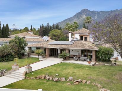 Vista exterior de Casa o xalet en venda en Marbella amb Aire condicionat, Jardí privat i Terrassa
