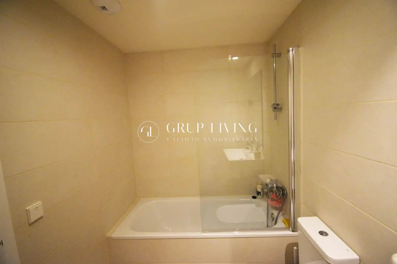 Badezimmer von Wohnung zur Miete in Sitges mit Heizung, Privatgarten und Parkett