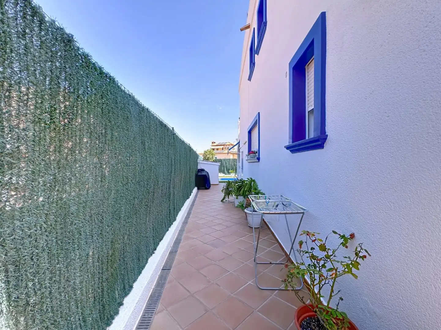 Vista exterior de Casa adosada en venda en L'Alfàs del Pi amb Aire condicionat, Jardí privat i Terrassa