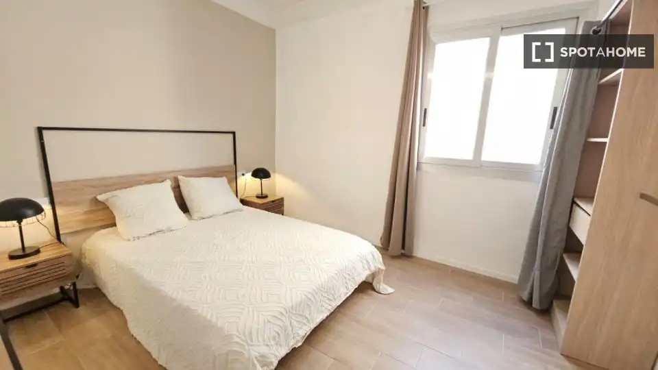 Schlafzimmer von Wohnung zur Miete in Valencia mit Klimaanlage, Heizung und Möbliert