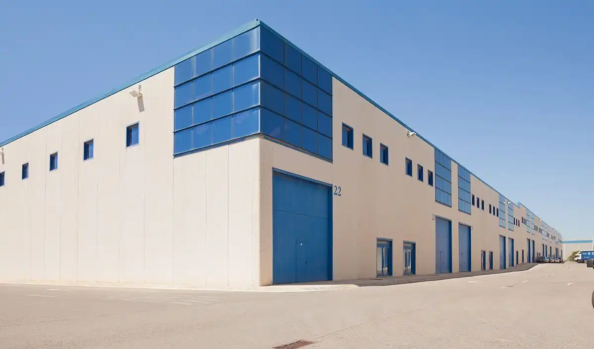 Außenansicht von Fabrikhallen zur Miete in Valls