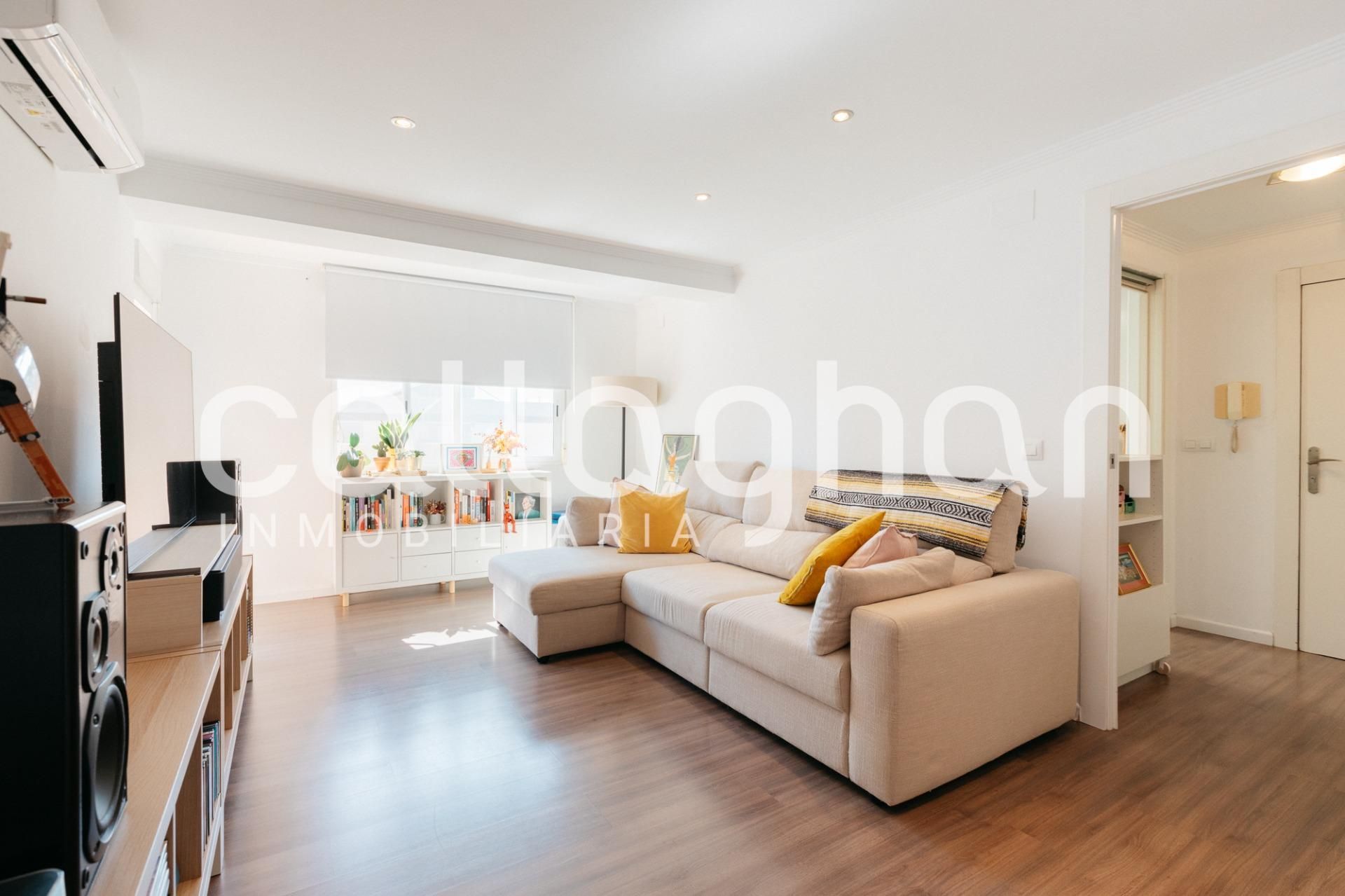 Living room of Flat for sale in  Valencia Capital  with Air Conditioner, Terrace and Balcony