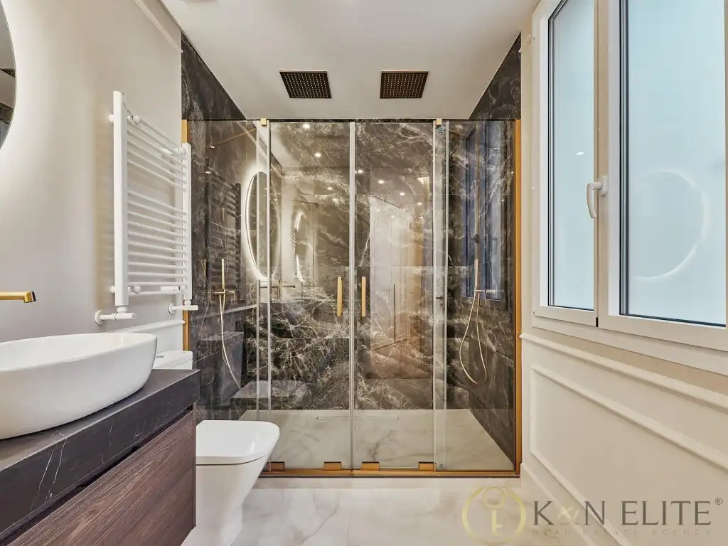 Bathroom of Attic for sale in Madrid  with Air Conditioner, Terrace and Swimming Pool
