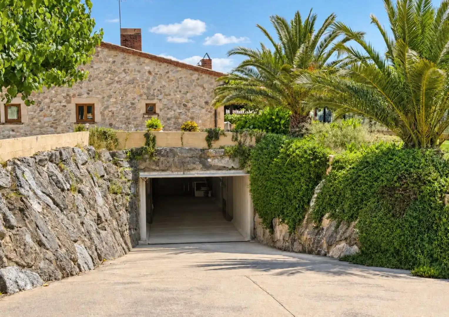 Vista exterior de Finca rústica en venda en Vilobí d'Onyar amb Jardí privat, Terrassa i Piscina