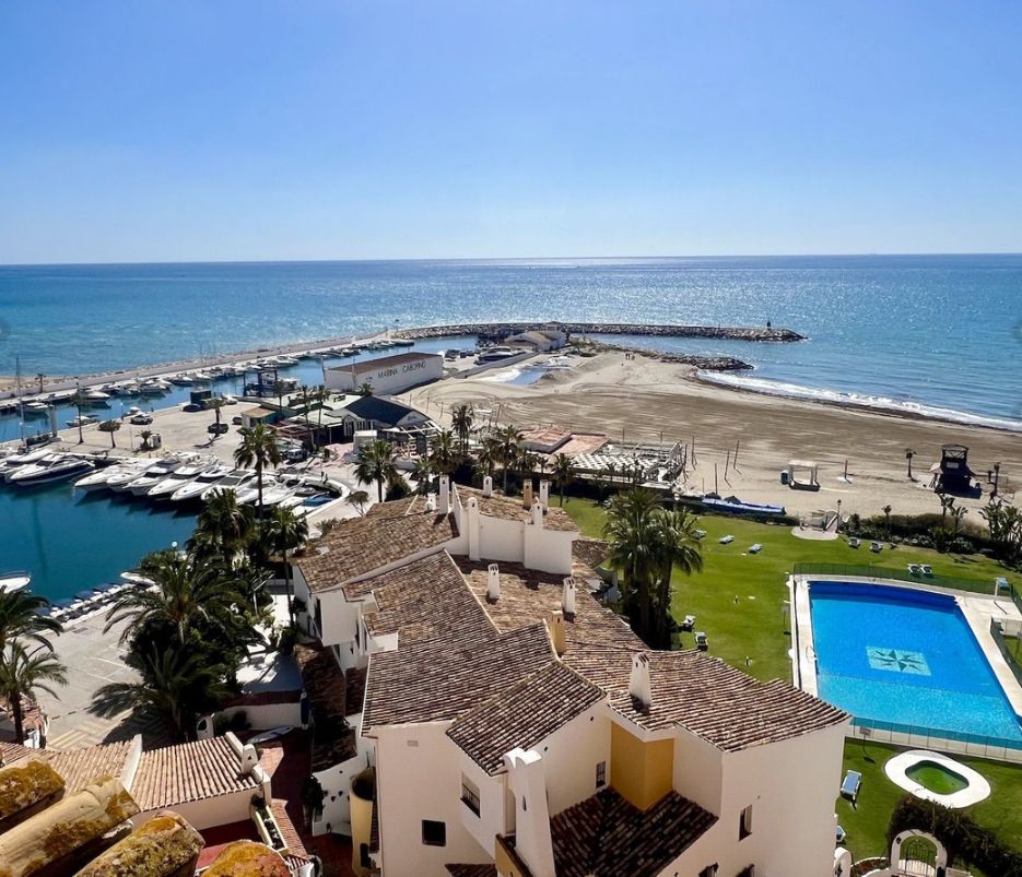 Exterior view of Flat for sale in Marbella  with Terrace, Furnished and Oven