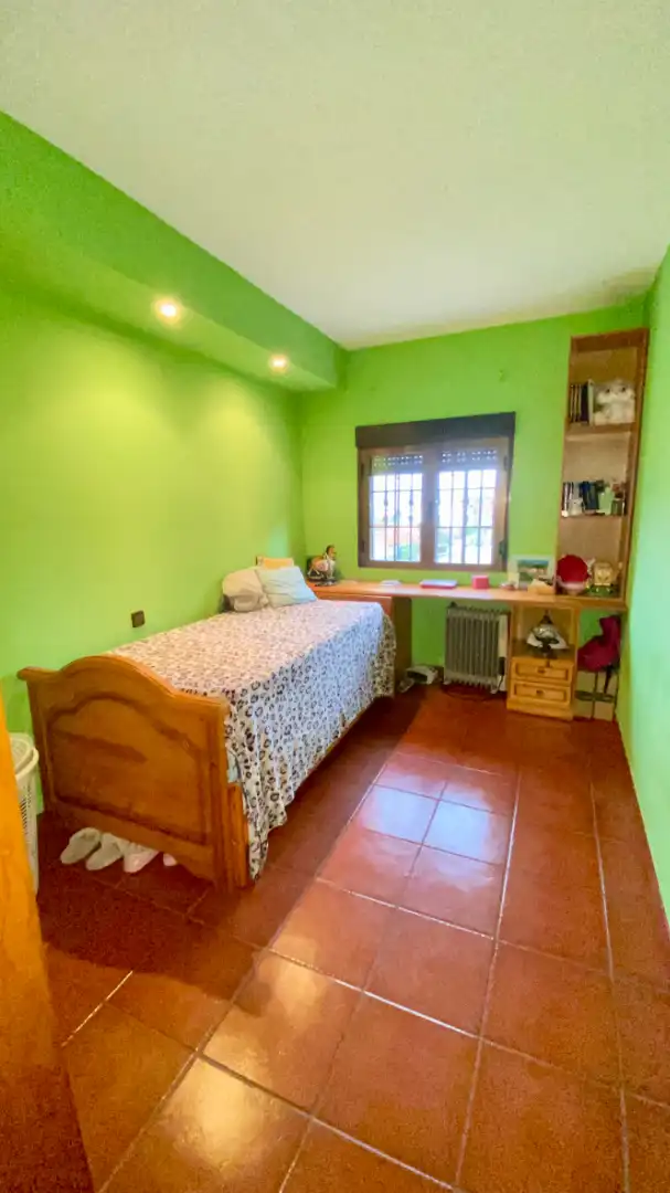 Dormitori de Casa o xalet en venda en Valdastillas amb Aire condicionat, Jardí privat i Terrassa
