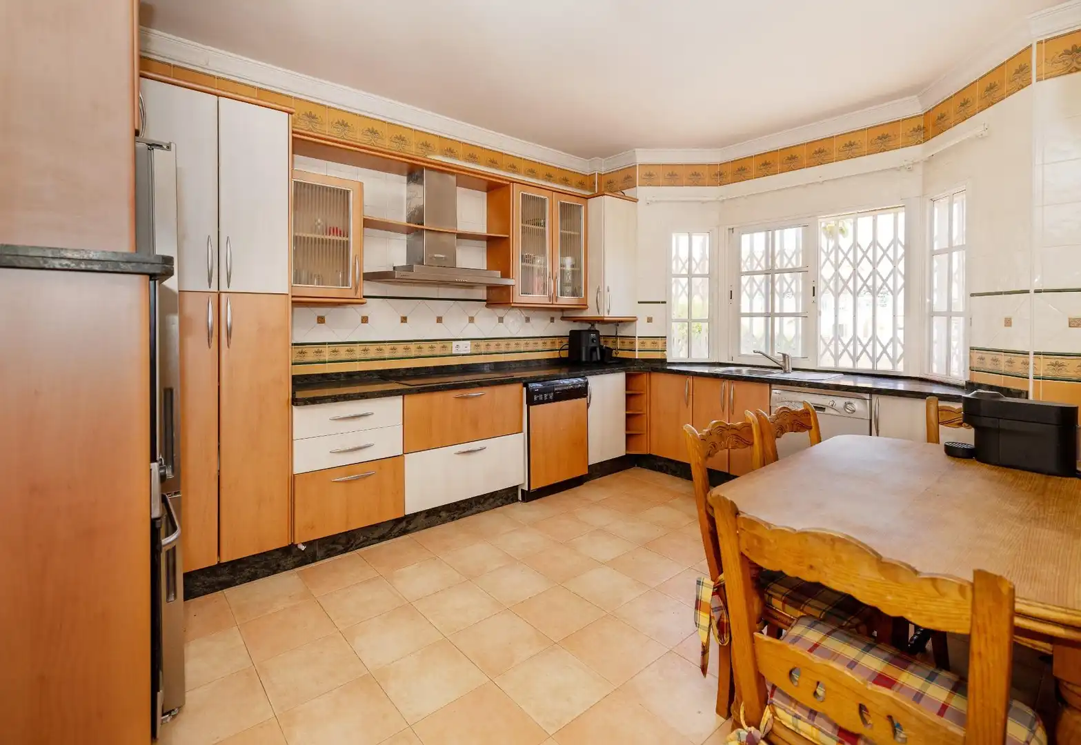 Küche von Haus oder Chalet zum Verkauf in Málaga mit Klimaanlage, Terrasse und Abstellraum