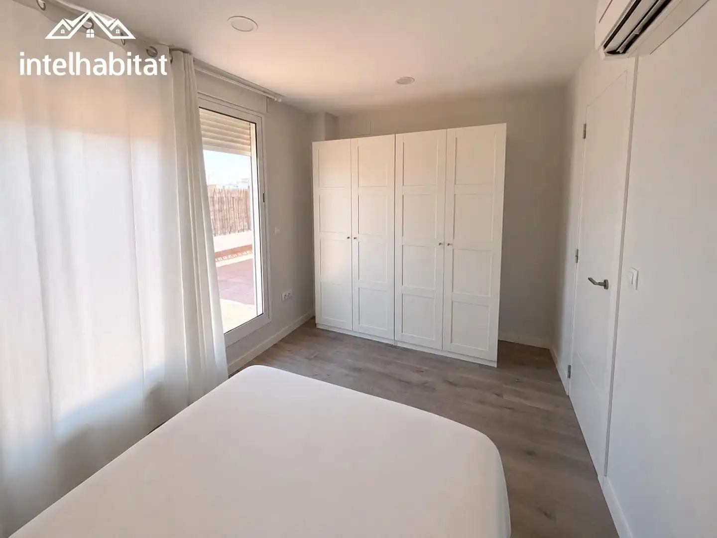Schlafzimmer von Dachboden zur Miete in Valencia mit Klimaanlage, Terrasse und Abstellraum