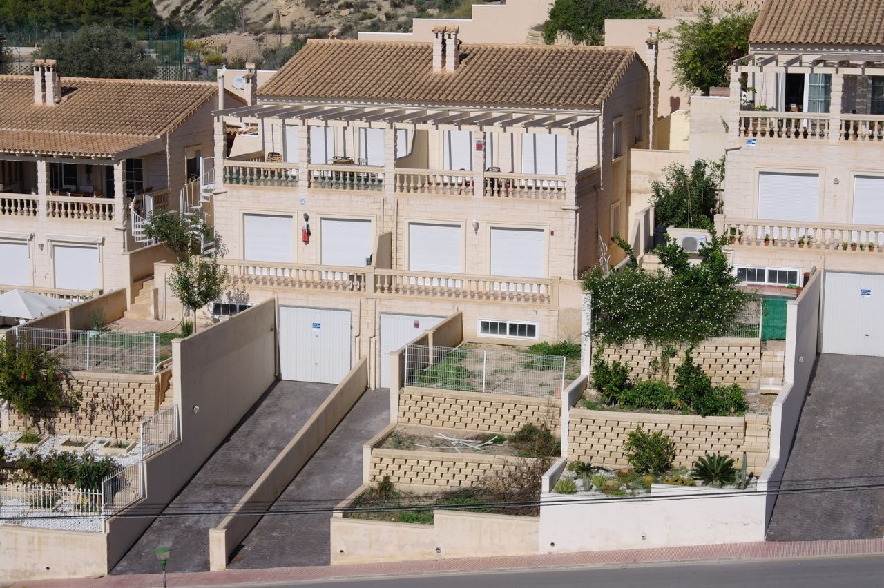 Vista exterior de Casa adosada en venda en El Campello amb Calefacció, Terrassa i Traster