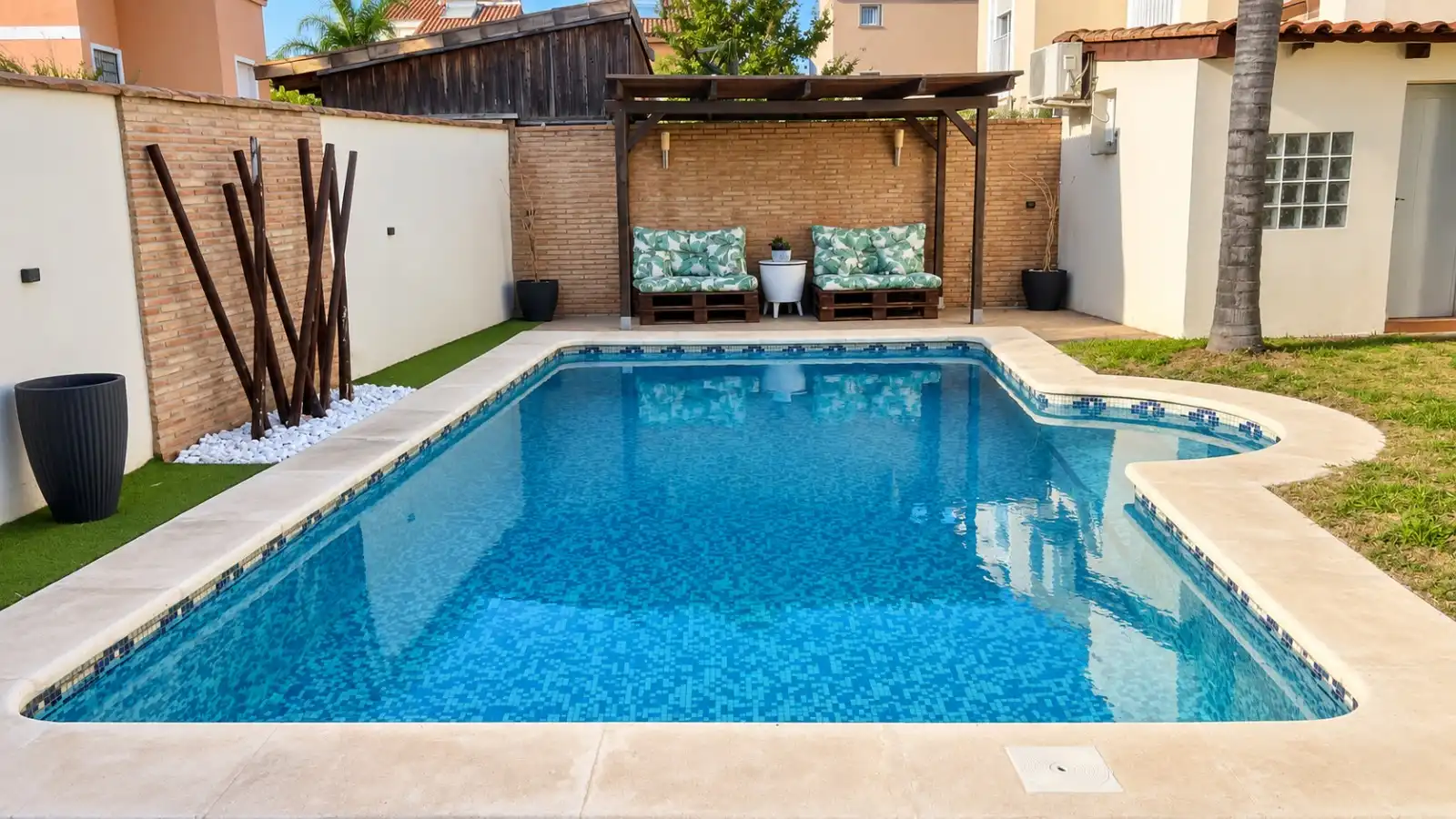 Detached house with pool for sale in La Conarda