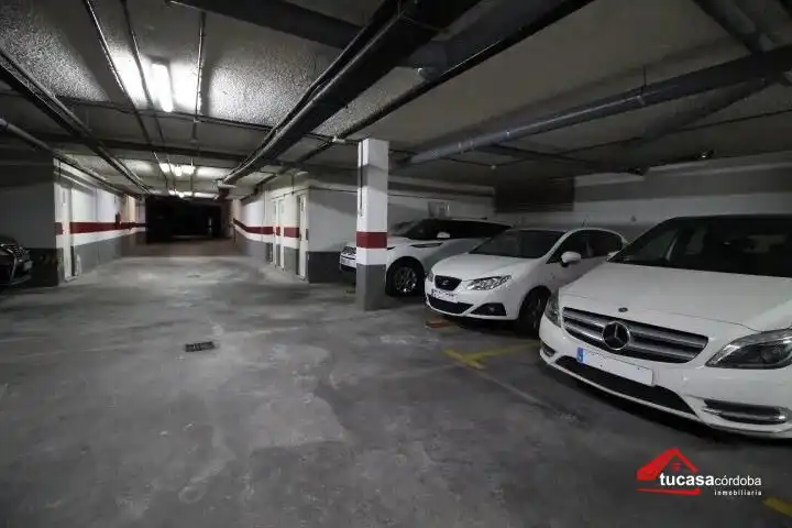 Parking de Piso en venta en Marbella con Terraza y Piscina comunitaria