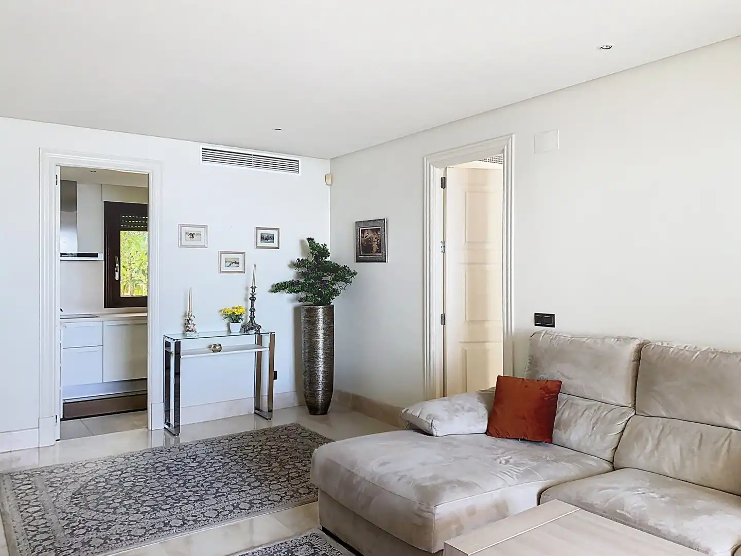 Sala d'estar de Apartament en venda en Estepona amb Aire condicionat, Terrassa i Piscina