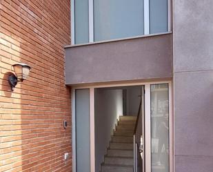 Vista exterior de Casa adosada en venda en La Roca del Vallès amb Calefacció, Terrassa i Piscina