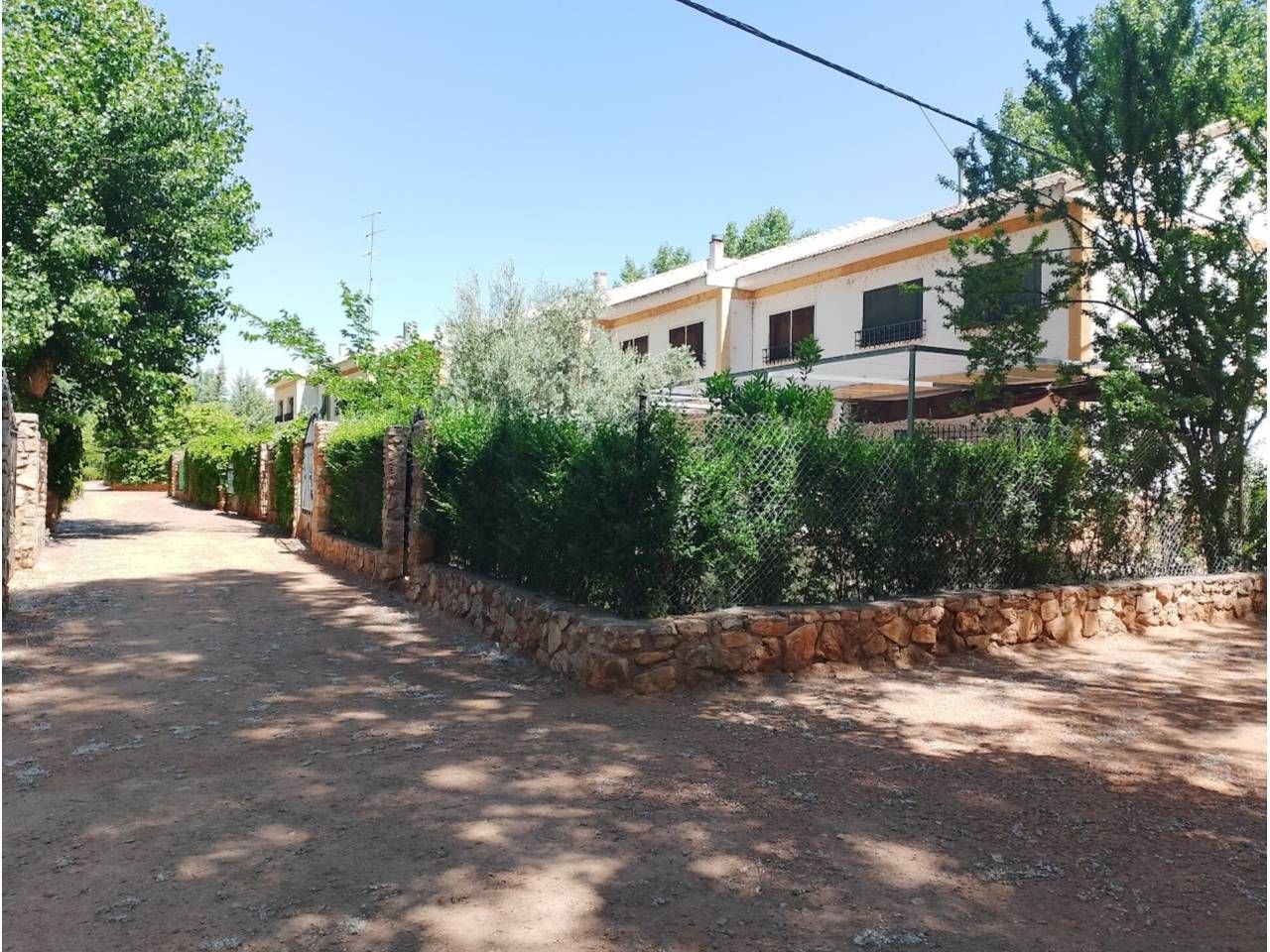 Vista exterior de Casa adosada en venda en Ruidera amb Calefacció i Moblat