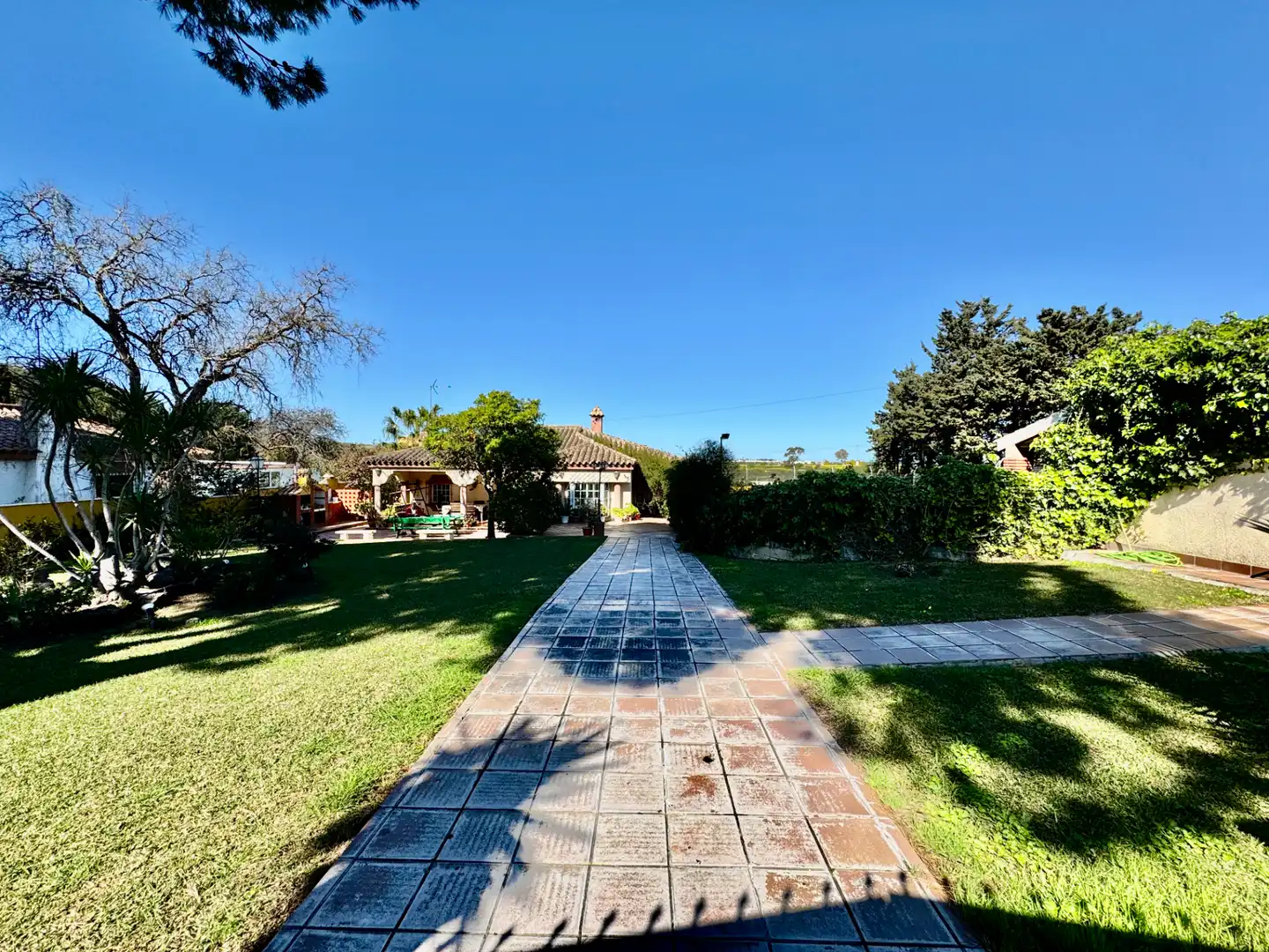 Vista exterior de Casa o chalet en venta en Chiclana de la Frontera con Aire acondicionado, Calefacción y Jardín privado
