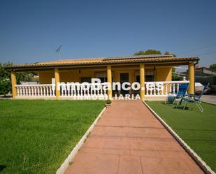 Vista exterior de Casa o xalet de lloguer en Chiva amb Aire condicionat, Terrassa i Piscina