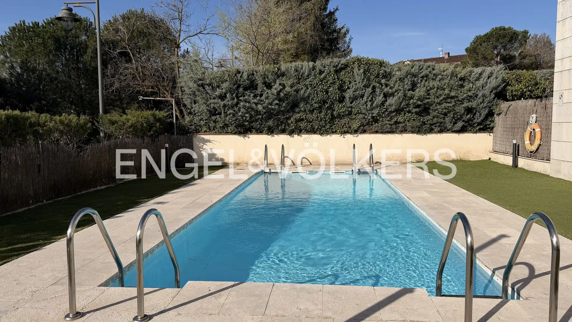 Piscina de Dúplex de alquiler en La Moraleja con Aire acondicionado, Calefacción y Jardín privado