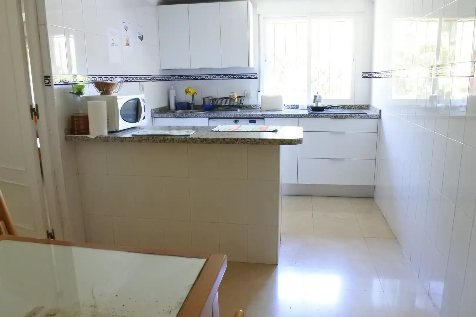 Cocina de Piso para compartir en Granada con Aire acondicionado, Calefacción y Jardín privado