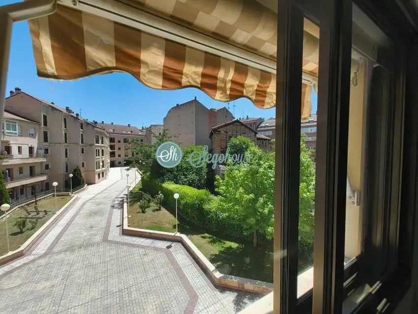 Vista exterior de Piso de alquiler en Segovia con Calefacción y Parquet