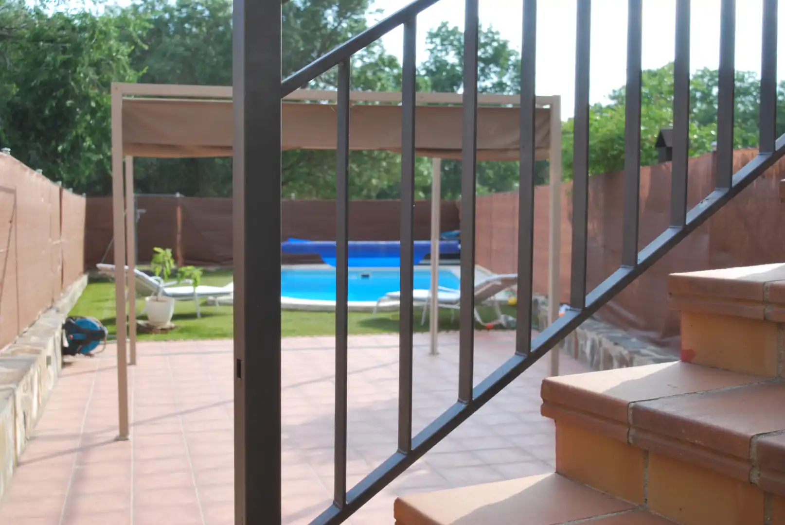 Terrasse von Einfamilien-Reihenhaus zum Verkauf in Valdemorillo mit Privatgarten, Terrasse und Abstellraum