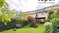 Vista exterior de Casa o xalet en venda en Noreña amb Calefacció, Jardí privat i Terrassa