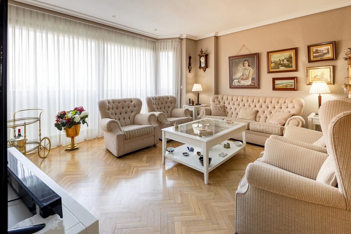 Living room of Flat for sale in  Madrid Capital  with Air Conditioner, Heating and Parquet flooring