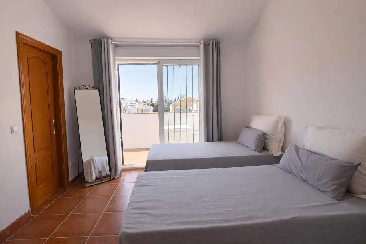 Dormitori de Casa adosada de lloguer en Marbella amb Aire condicionat, Calefacció i Jardí privat
